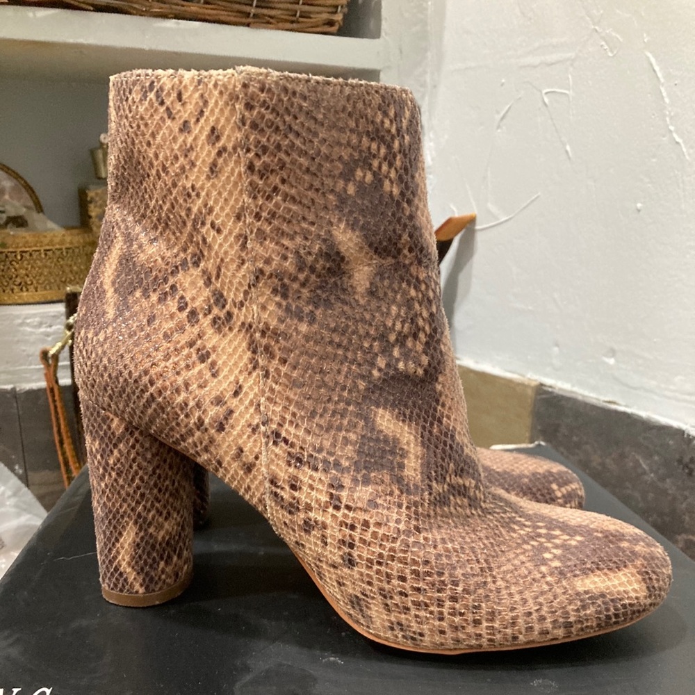 EUC Fabulous snake print ankle‎ boots